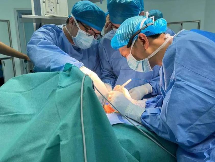 医护团队正在进行手术 深圳市儿童医院供图